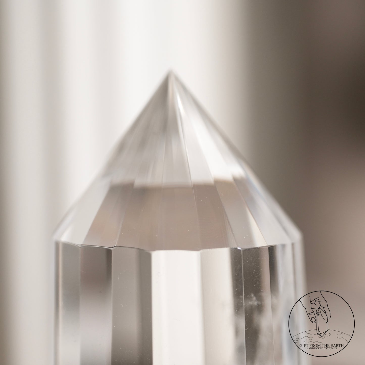 多面切割白水晶柱